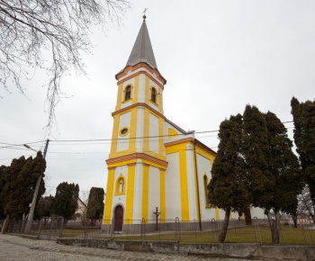 Krásy našej obce / Farský kostol povýšenia Svätého kríža - foto