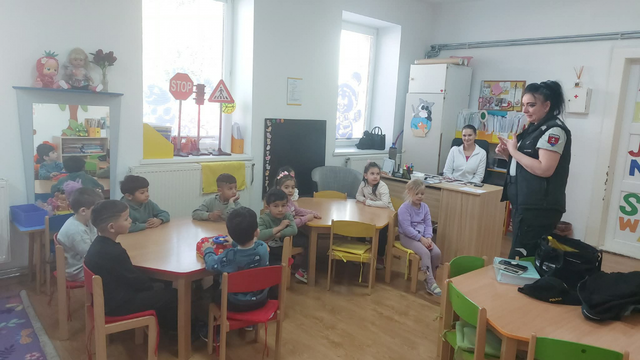 DOBRODRUŽSTVO S POLICAJTKOU DOBRODRUŽSTVO S POLICAJTKOU